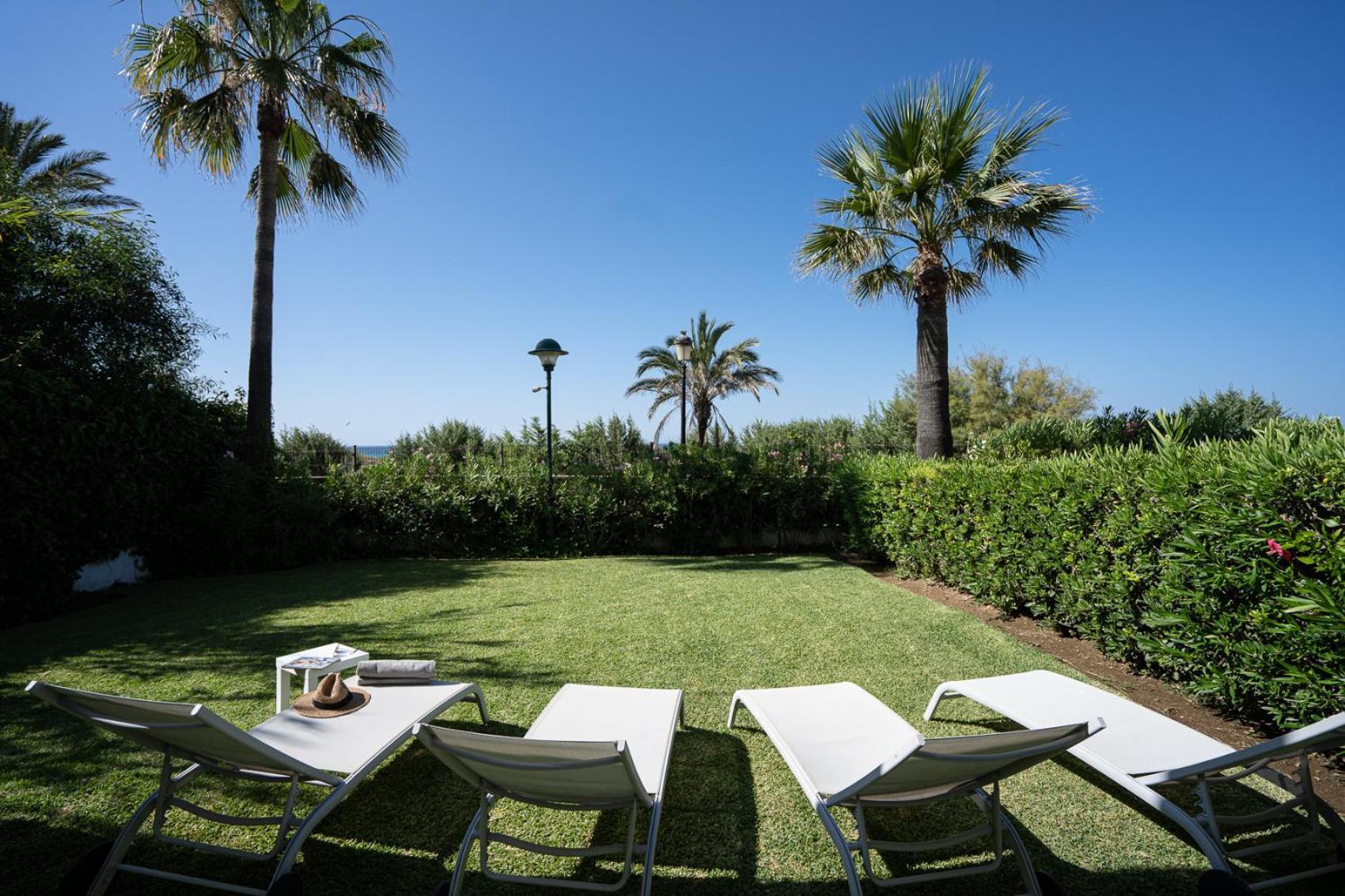 Front-Line Garden Apartment In Palm Beach, Marbella Exterior photo