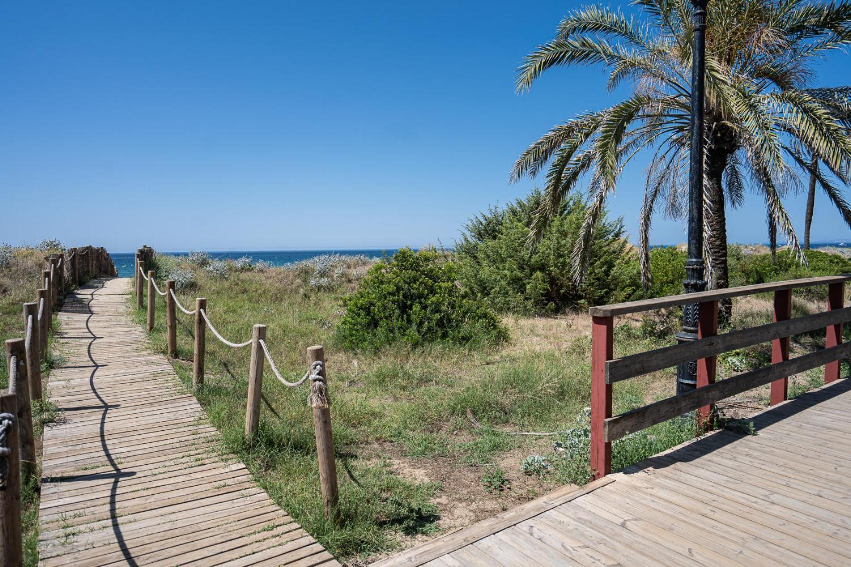 Front-Line Garden Apartment In Palm Beach, Marbella Exterior photo